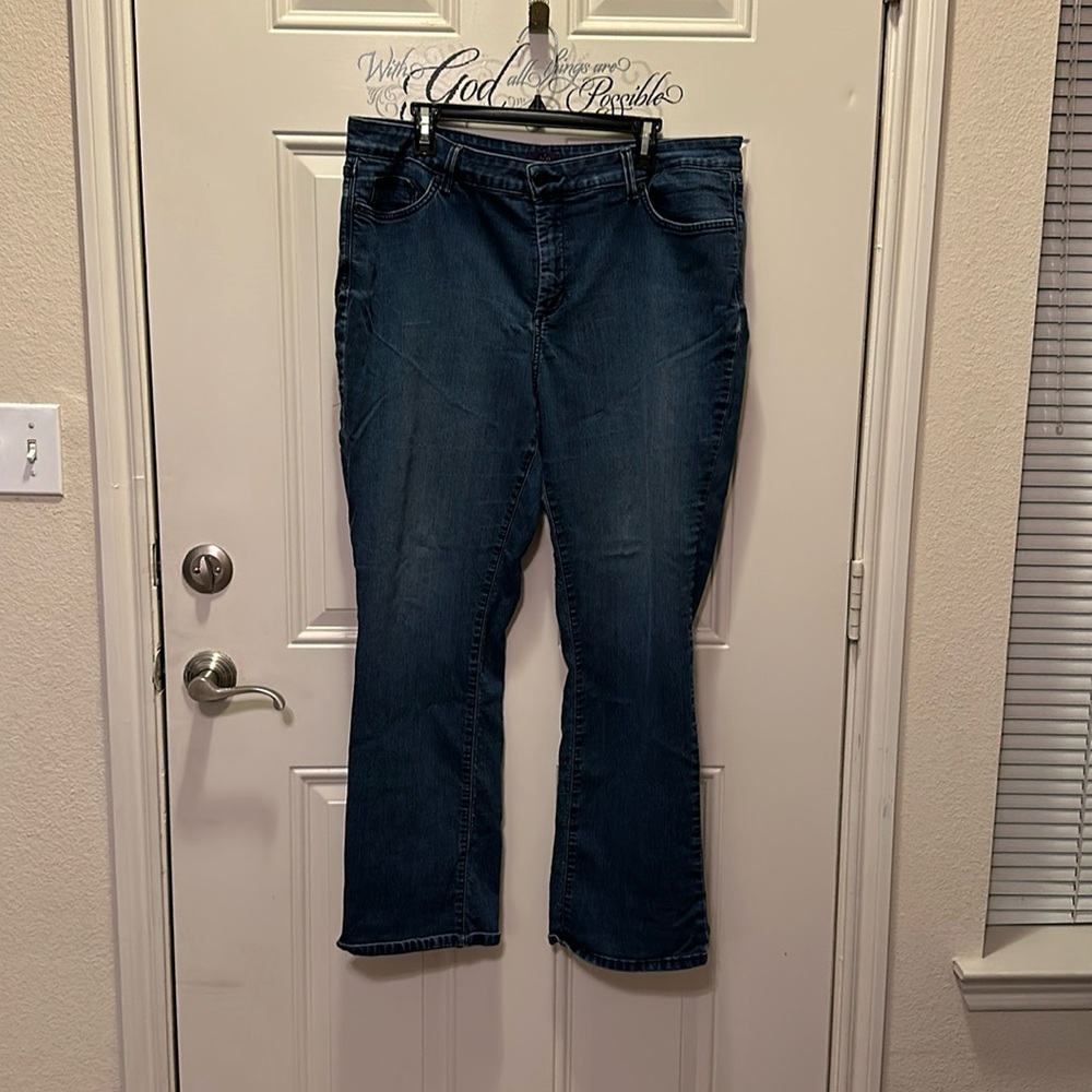 Women’s NYDJ plus size jeans / Size 18 W / Straight/J-12